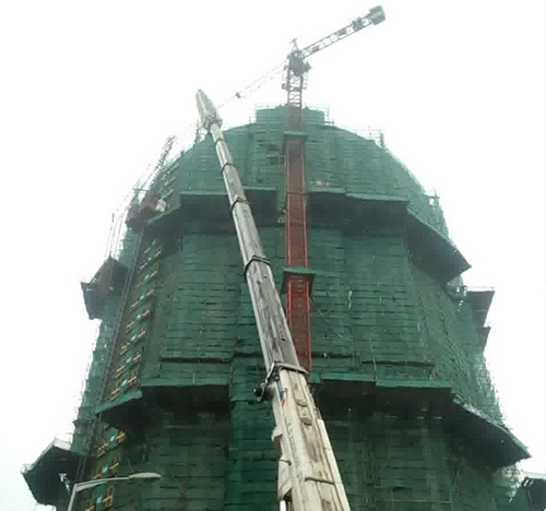 甘谷吊车在工地上作业